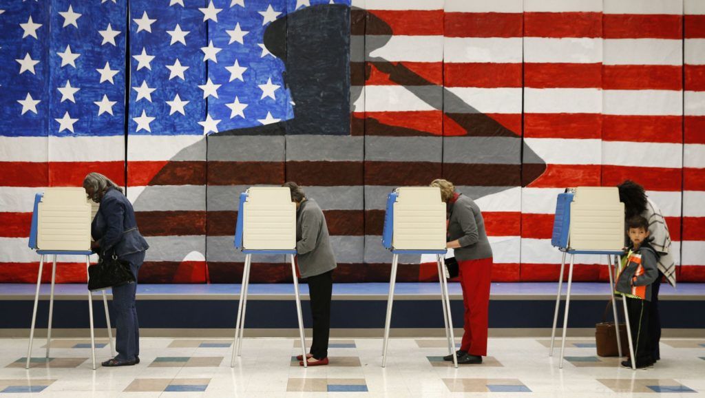 Cử tri Mỹ đi bầu ở Richmond, Virginia, ngày 8/11/2016. Ảnh: AP.