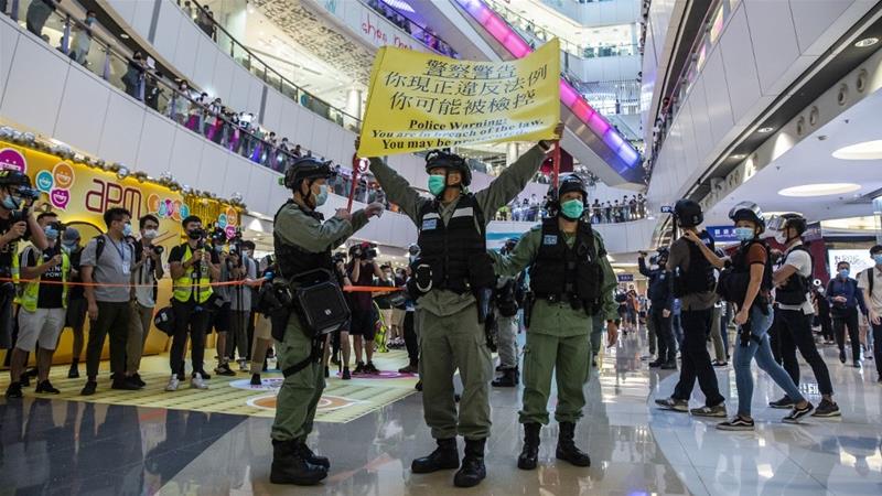 Cảnh sát cảnh báo người biểu tình ở Hong Kong sau khi Luật An ninh Quốc gia có hiệu lực. Ảnh: AFP.