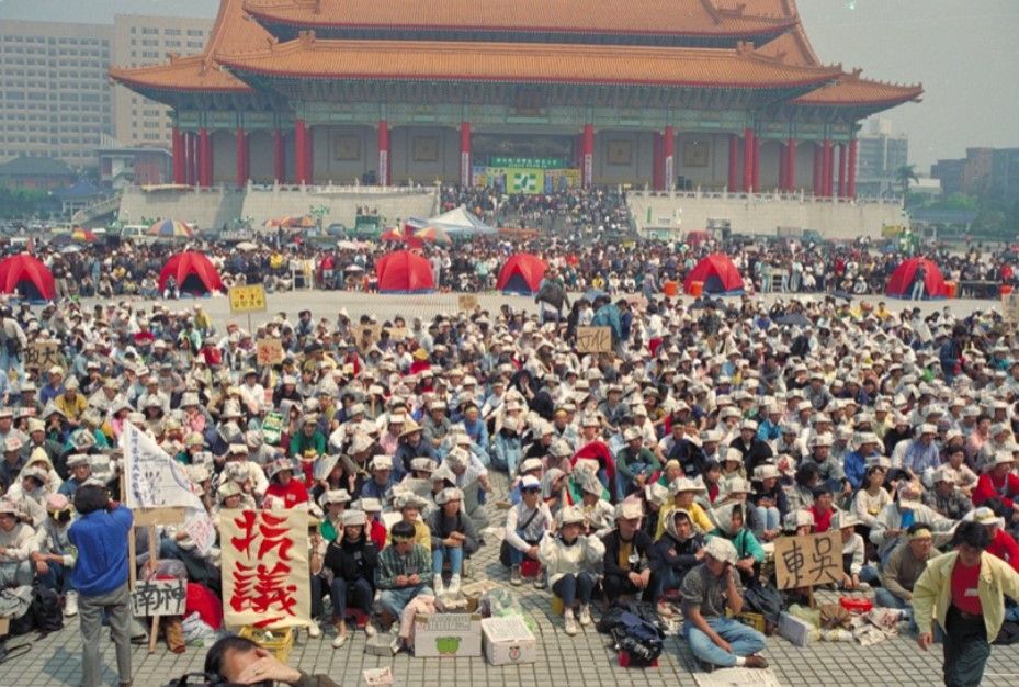 Người dân và sinh viên biểu tình đòi sửa đổi Hiến pháp Đài Loan vào thập niên 90. Ảnh: National Depository of Cultural Heritage.