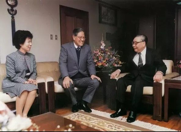 Vợ chồng Lý Đăng Huy gặp gỡ Tổng thống Tưởng Kinh Quốc. Ảnh: Chưa rõ nguồn.