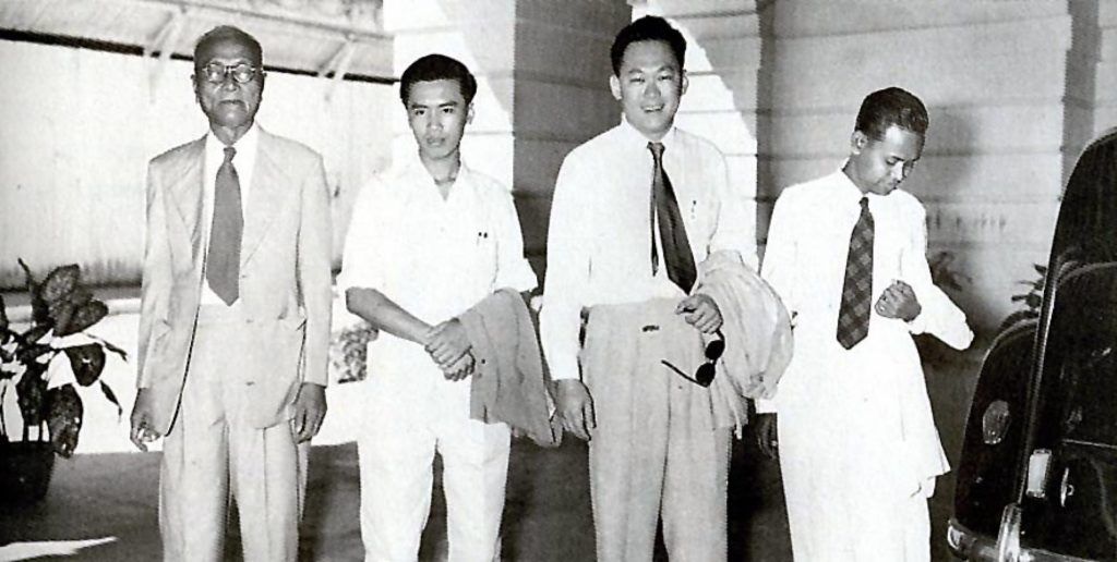 Lâm Trường Thành và Lý Quang Diệu (giữa) năm 1955. Ảnh: theindependent.sg.