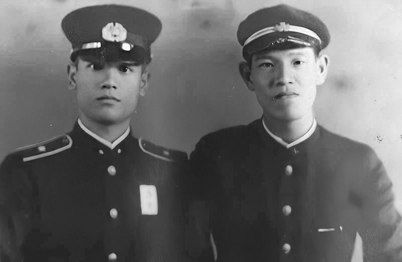 Lý Đăng Huy (trái) và anh trai của mình (Lee Teng-ching) khi cả hai tham gia quân đội Nhật Bản. Ảnh: BBC.com