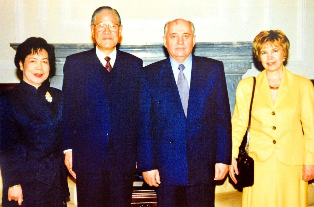 Tổng thống Lý Đăng Huy và phu nhân tiếp cựu tổng thống Liên Xô Mikhail Gorbachev và phu nhân tại Đài Bắc, ngày 23/3/1994. Ảnh: Academia Historica.