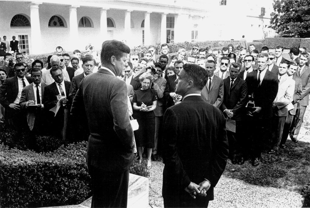 Tổng thống mỹ John F. Kennedy và R. Sargent Shriver gặp gỡ tình nguyện viên của Peace Corps và giới báo chí tại Nhà Trắng năm 1961. Ảnh: Peace Corps.