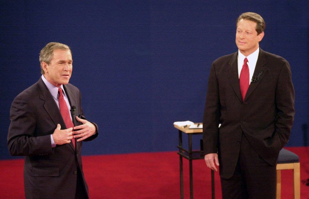 Hai ứng cử viên G. W. Bush và Al Gore tranh luận trên truyền hình năm 2000. Ảnh: Boston Global.