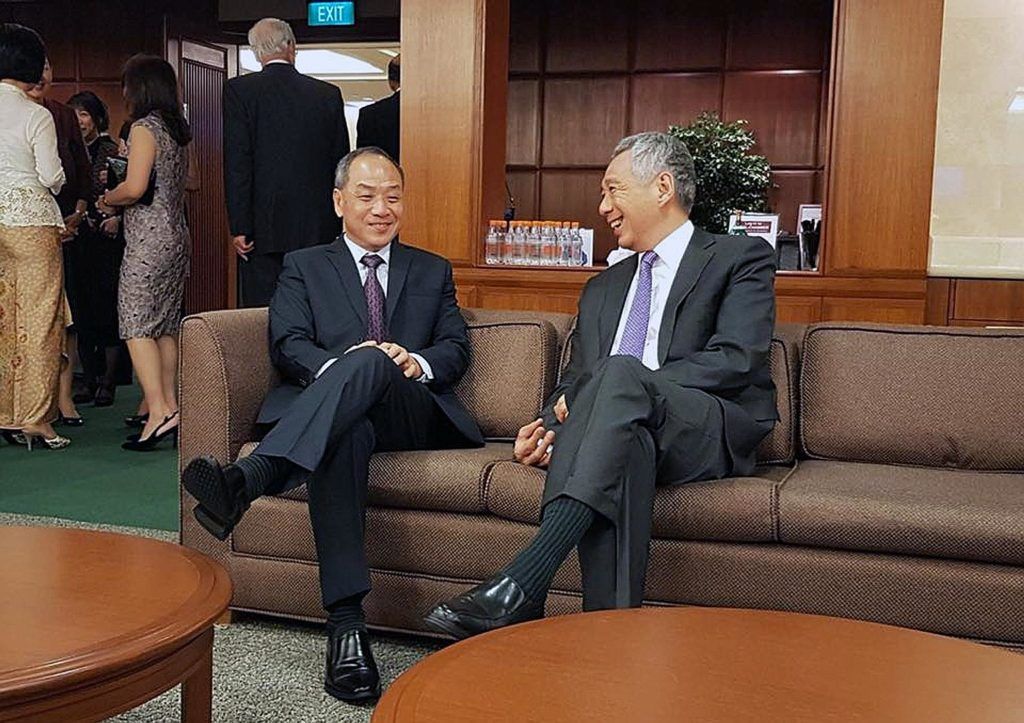 Ông Lưu Trình Cường và Thủ tướng Lý Hiển Long bên hành lang Quốc hội Singapore năm 2018. Ảnh: Đảng Công nhân Singapore.