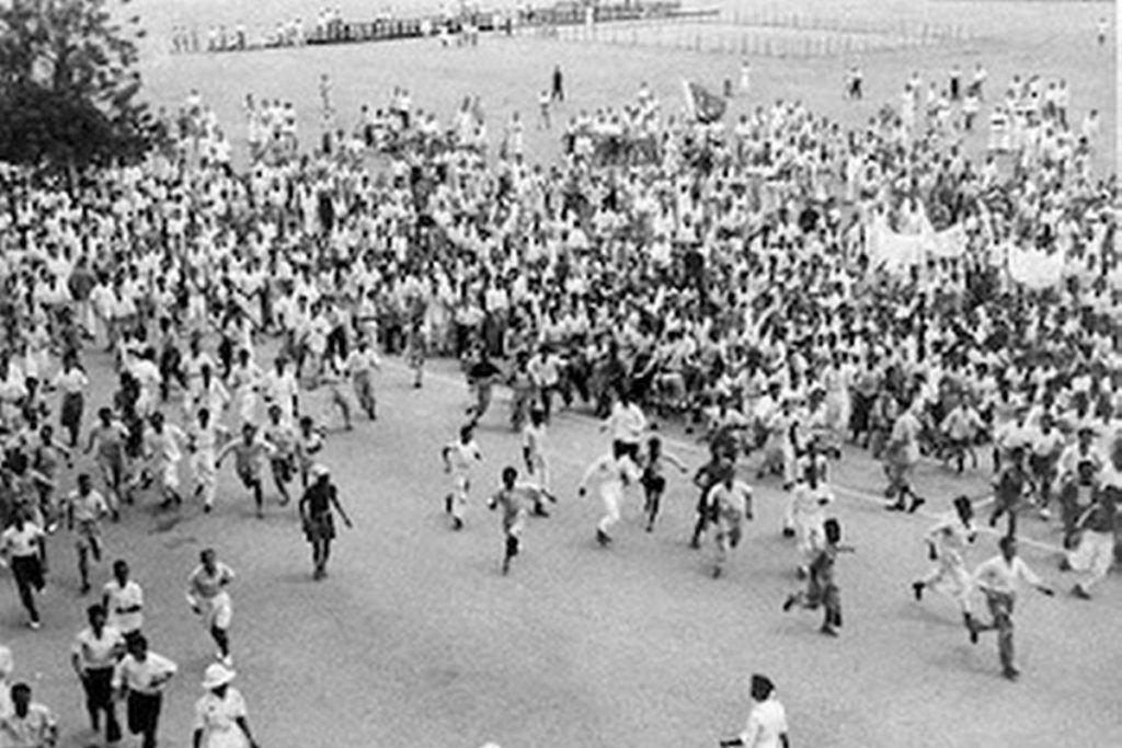 Một cuộc bạo loạn sắc tộ ở Singapore năm 1964. Ảnh: Pinterest.