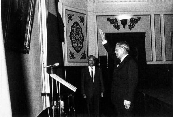 Ông Lý Đăng Huy tuyên thệ nhậm chức tổng thống năm 1988. Ảnh: AP.