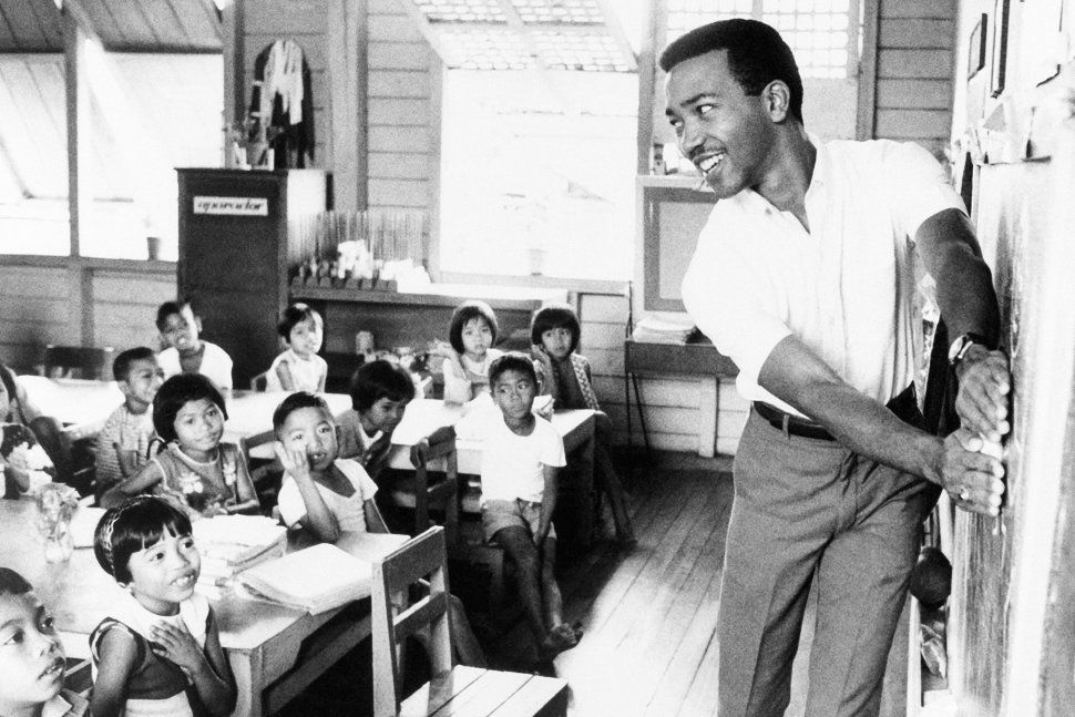 Tình nguyện viên Louis Jenkins dạy tiếng Anh cho trẻ em ở đảo Luzon, Philippines năm 1970. Ảnh: AP.