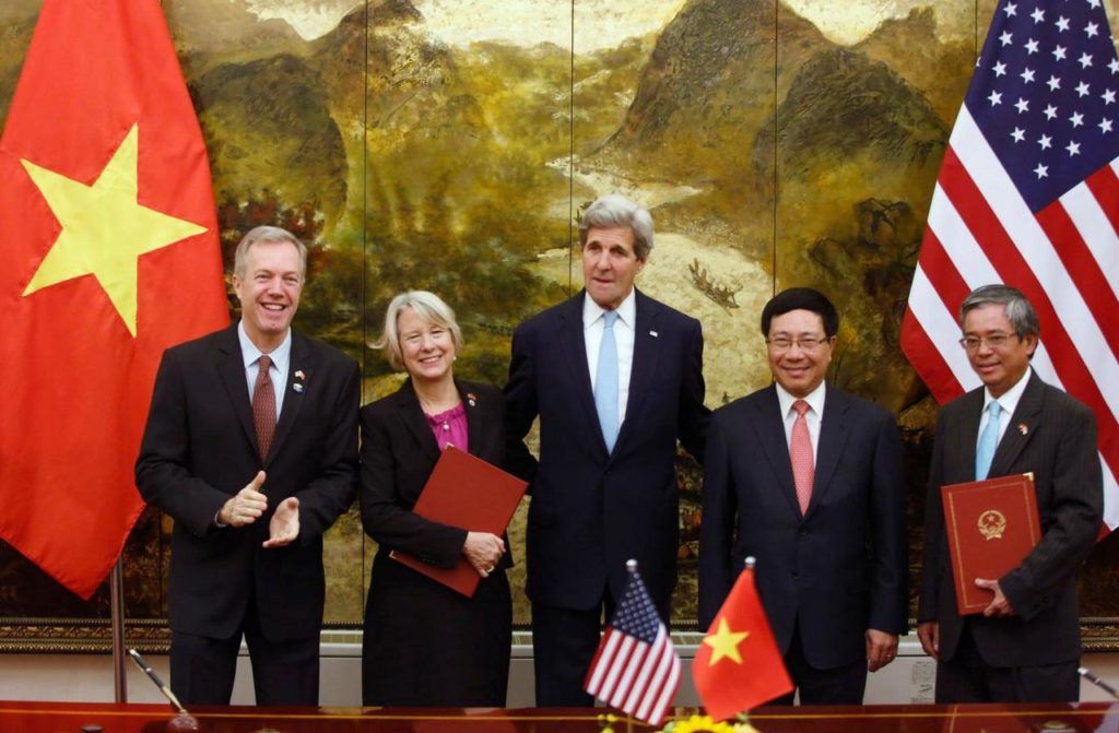 Lễ ký kết thỏa thuận giữa Mỹ và Việt Nam về hoạt động của Peace Corps ở Việt Nam, ngày 24/5/2016 tại Hà Nội. Ảnh: Reuters.