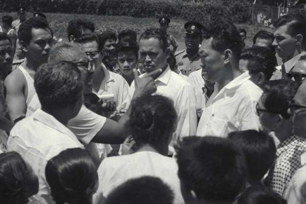 Thủ tướng Lý Quang Diệu gặp gỡ với các nhóm dân cư trong cuộc khủng hoảng năm 1964. Ảnh: Strait Times.