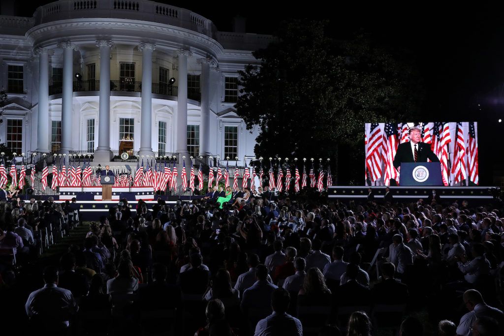 Hơn 1.500 người tham dự lễ phát biểu chấp thuận đề cử tổng thống của ông Donald Trump tại Nhà Trắng, 27/8/2020. Ảnh: Getty.
