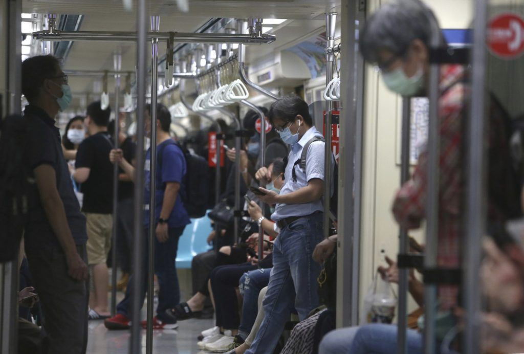 Đài Loan bắt buộc đeo khẩu trang trên các phương tiện giao thông công cộng, ai không chấp hành sẽ bị phạt. Ảnh: Chiang Ying-ying / AP.