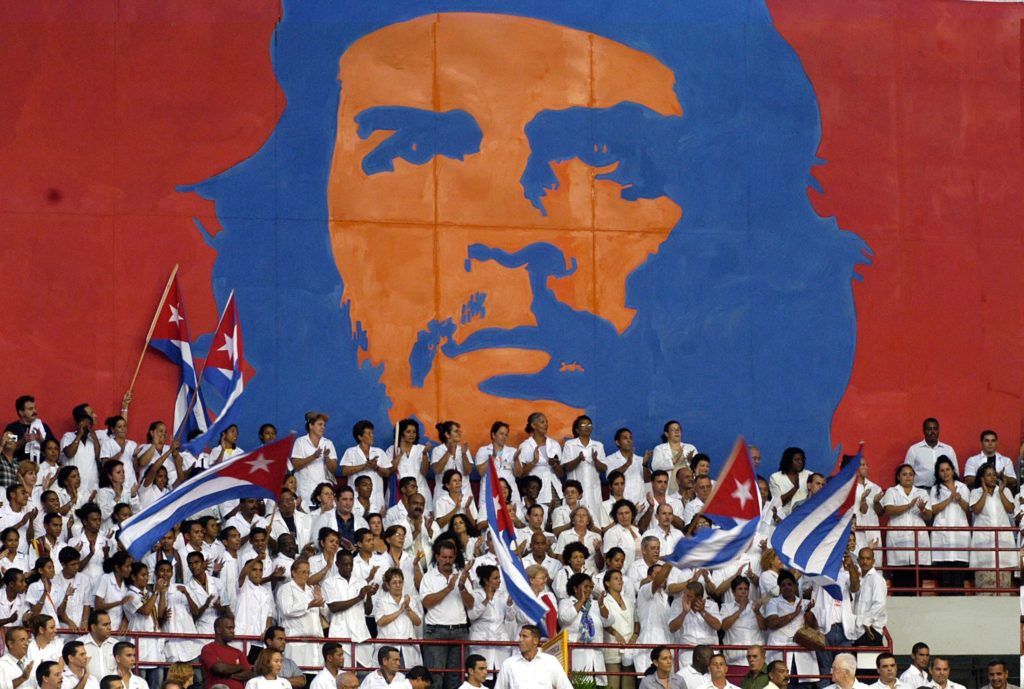 Sinh viên y khoa Cuba trong lễ tốt nghiệp ngày 19/9/2005 tại Havana. Ảnh: AFP.