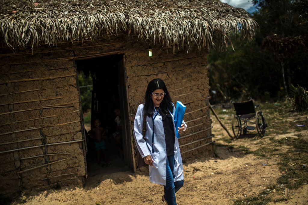 Bác sĩ người Cuba Maireilys Álvarez Rodríguez, làm việc tại São Luís, Brazil năm 2017. Ảnh: New York Times.