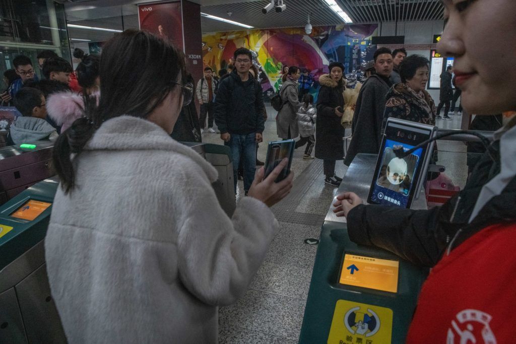 Hệ thống tàu điện ngầm với công nghệ nhận diện khuôn mặt ở Trung Quốc. Ảnh: New York Times.