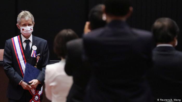 Các nghị sĩ Đài Loan đứng dậy tán thưởng bài phát biểu của Milos Vystrcil hôm 1/9/2020. Ảnh: Reuters.