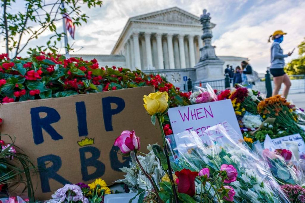 Hoa tưởng niệm đặt trước tòa nhà Tối cao Pháp viện Hoa Kỳ sau khi thẩm phán Ruth Bader Ginsburg qua đời ngày 18/9/2020. Ảnh: wfmz.com.