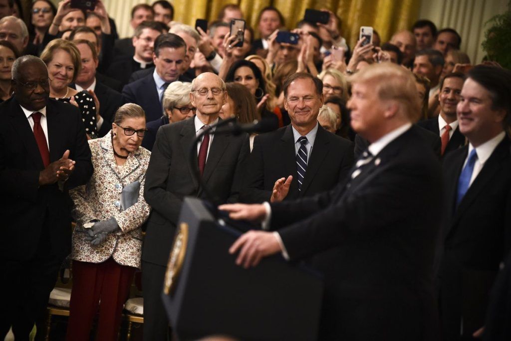 Thẩm phán Ruth Bader Ginsburg (áo trắng) nghe Tổng thống Donald Trump phát biểu trong lễ tuyên thệ nhậm chức của thẩm phán Brett Kavanaugh, ngày 8/10/2018. Ảnh: Brendan Smialowski/AFP/Getty Images.