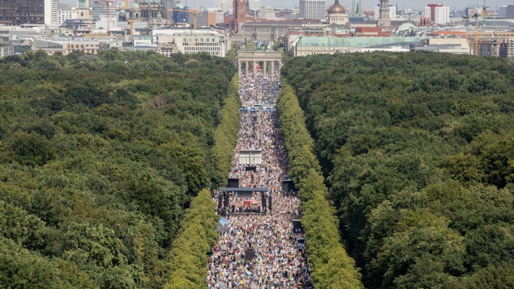 Hàng chục nghìn người đứng chật cứng trong một cuộc biểu tình chống giãn cách xã hội ở Berlin đầu tháng Tám. Ảnh: Christoph Soeder/dpa.
