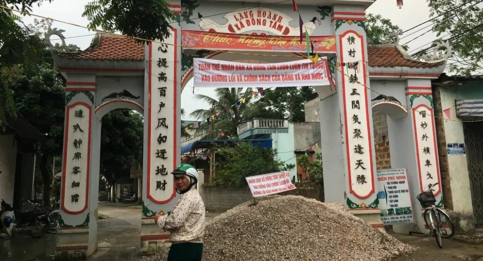 Cổng thôn Hoành, xã Đồng Tâm. Ảnh: Reuters.