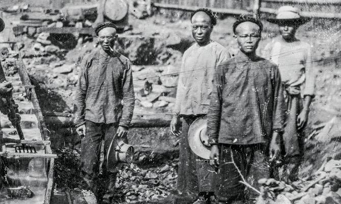 Công nhân đào vàng người Trung Quốc ở California năm 1852. Ảnh: The Granger Collection.