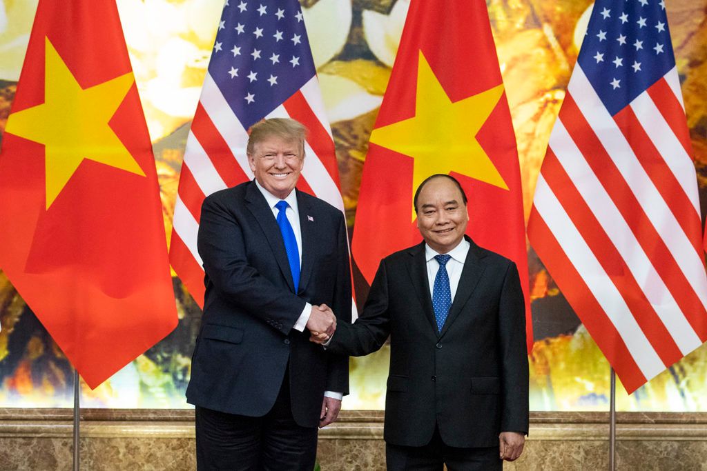 Tổng thống Trump bắt tay Thủ tướng Phúc tại Việt Nam hồi tháng 2/2019. Ảnh: Đại sứ quán Việt Nam.