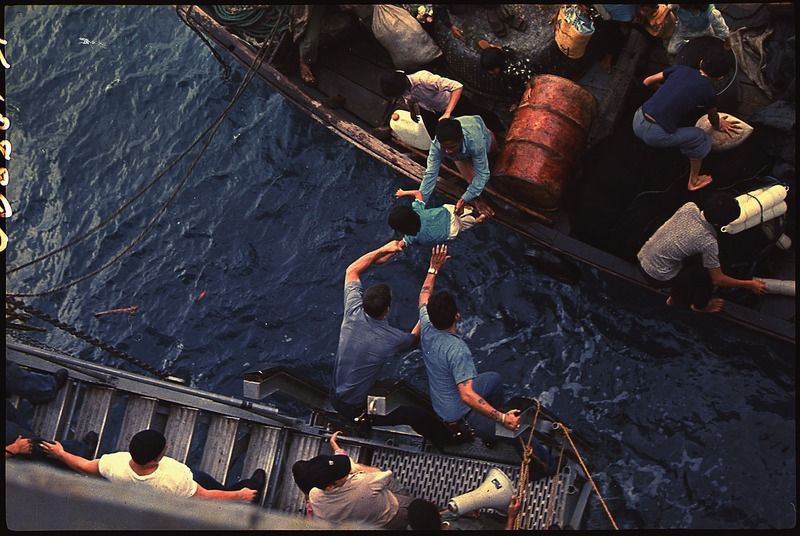 Tàu chở hàng USS Durham của Mỹ cứu thuyền nhân Việt Nam trên biển Đông, năm 1975. Ảnh: U.S. National Archives and Records Administration.