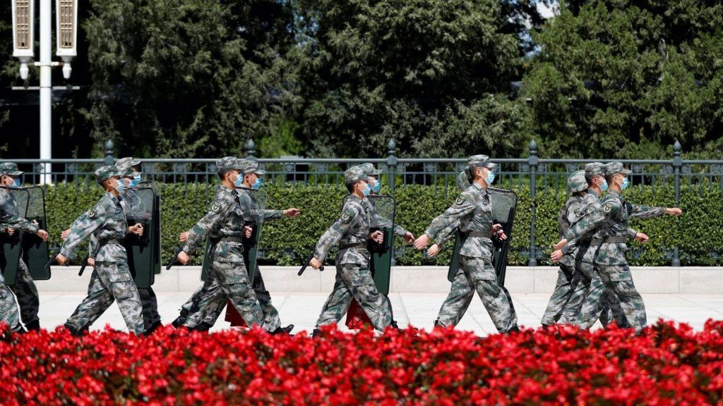 Quân lính Trung Quốc diễu hành bên ngoài Đại lễ đường Nhân dân ở Bắc Kinh, tháng 9/2020. Ảnh: Reuters.
