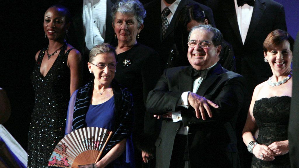 Hai thẩm phán Tối cao Pháp viện Ruth Bader Ginsburg và Antonin Scalia cùng xuất hiện trên sân khấu một nhà hát năm 2009. Ảnh: Getty Images.