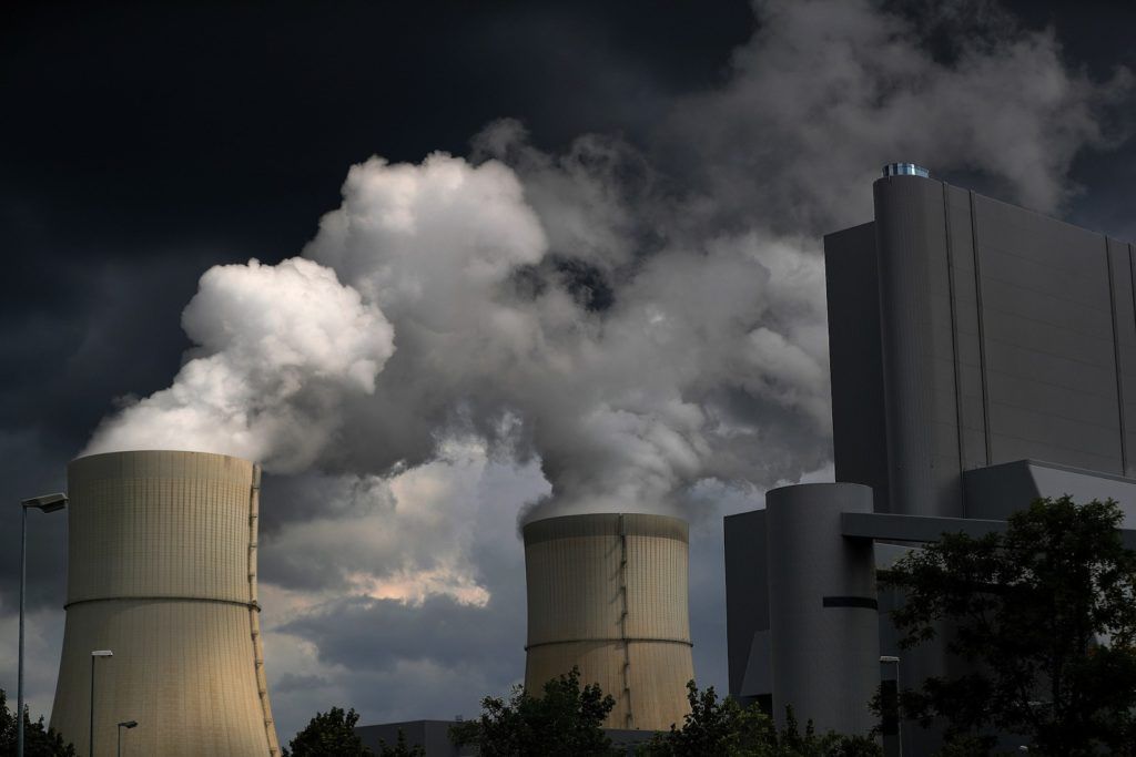 Cột khói thải ra từ các nhà máy nhiệt điện than. Ảnh: Bloomberg