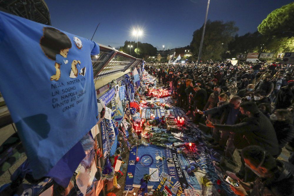 Các cổ động viên của Napoli tưởng niệm Maradona tại sân vận động San Paolo ở Naples, Ý. Ảnh: AP/ Salvatore Laporta