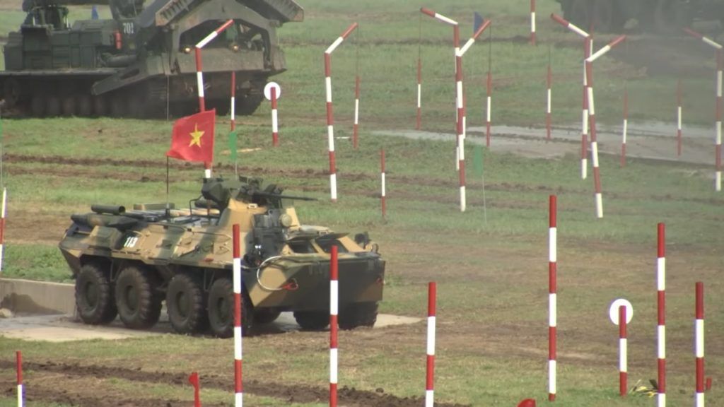 Xe bọc thép BTR-82 của bộ binh Việt Nam. Ảnh: Bộ Quốc phòng Nga / VietNamNet.