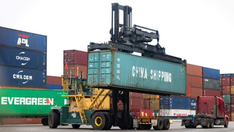 Một thùng container được cẩu lên ở Cảng Oakland, California vào ngày 13/12/2019. Quan hệ Mỹ-Trung đã bị đảo lộn bởi cuộc thương chiến của TT Trump. Ảnh: AP.