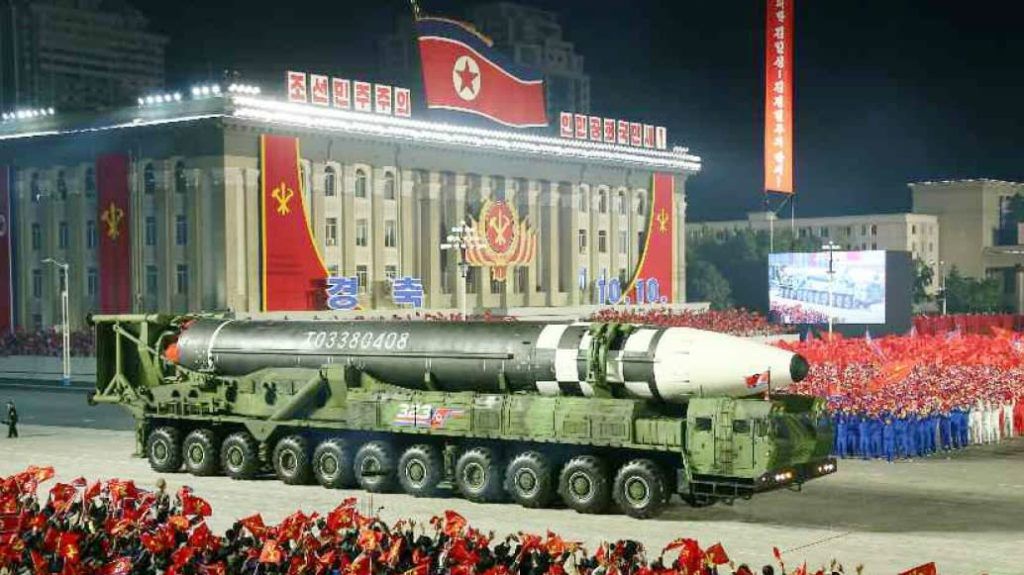 Bắc Hàn trưng bày tên lửa đạn đạo xuyên lục địa lớn nhất của mình trong một cuộc diễu hành ở Bình Nhưỡng hôm 10/10. Ảnh: KCNA/Kyodo.