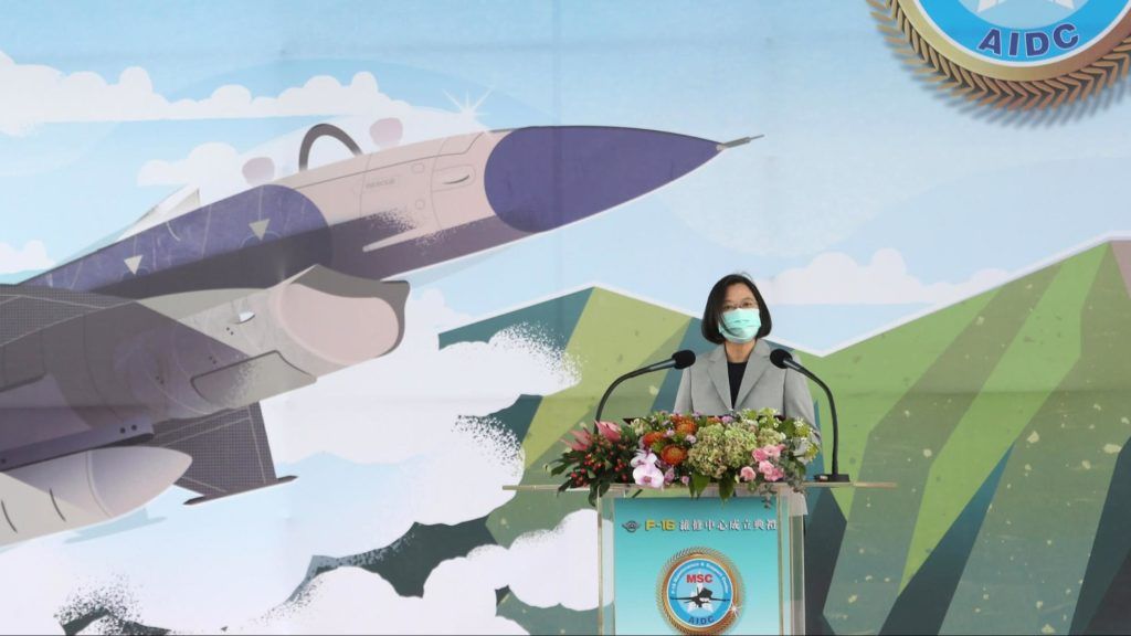 Tổng thống Đài Loan Thái Anh Văn phát biểu trong buổi khánh thành trung tâm bảo trì máy bay F-16 (mua của Mỹ), tại Đài Chung, Đài Loan hôm 28/8. Ảnh: AP.