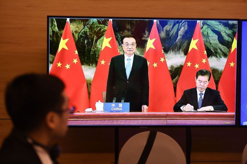 Thủ tướng Trung Quốc Lý Khắc Cường (đứng), khi Bộ trưởng Thương mại Chung Sơn ký hiệp ước RCEP hôm 15/11/2020. Ảnh: AFP.