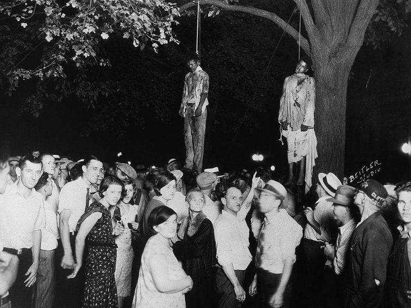 Cảnh người da đen bị hành hình (lynching) ở bang Indiana, Mỹ năm 1930. Ảnh: Lawrence Beitler/Bettmann/Corbis.