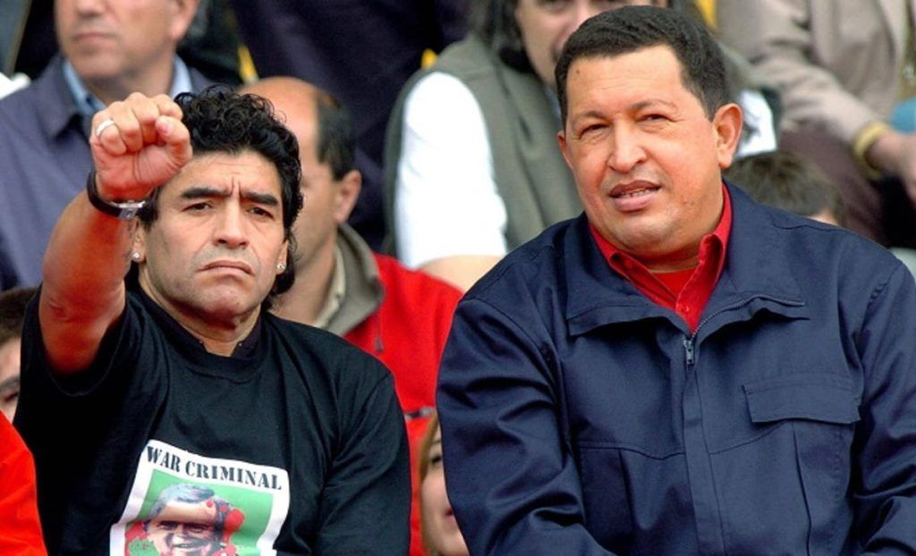 Maradona xuất hiện bên cạnh cố lãnh đạo của Venezuela Hugo Chávez vào năm 2005. Ảnh: EFE