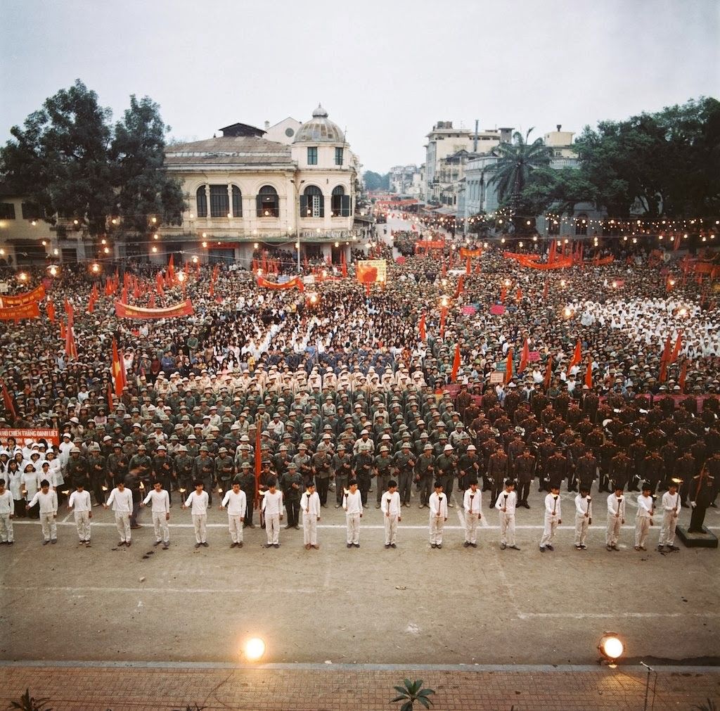 Một cuộc diễu hành của Quân đội Nhân dân Việt Nam vào năm 1979 khi Chiến tranh Biên giới với Trung Quốc bùng nổ. Ảnh: Thomas Billhardt.