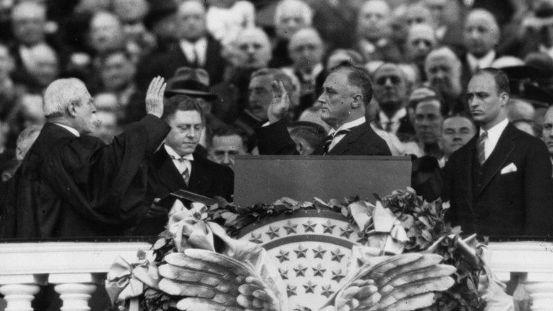 Chánh án Tối cao Pháp viện Charles E. Hughes chủ trì lễ tuyên thệ nhậm chức tổng thống của Franklin Roosevelt, ngày 4/3/1933. Ảnh: Keystone/Getty Images.
