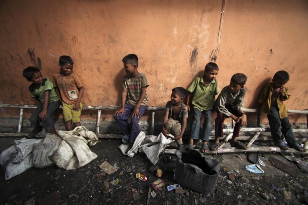 Lao động trẻ em ở Jammu, Ấn Độ vào năm 2012. Ảnh: Channi Anand/AP.
