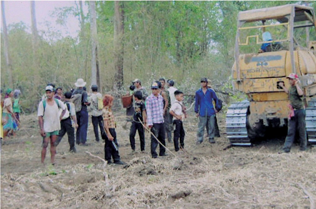 Dân làng Kanat Thom chặn xe ủi đất của HAGL để bảo vệ khu rừng tâm linh của họ. Ảnh: Equitable Cambodia.