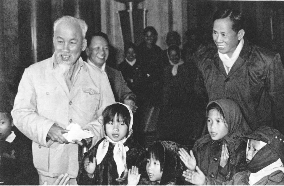 Kể từ Đại hội Đảng lần thứ III năm 1960, Lê Duẩn (phải) dần thay thế Hồ Chí Minh trở thành người lãnh đạo đảng. Ảnh: Báo Hà Tĩnh.