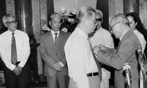 Ông Võ Chí Công, Chủ tịch Hội đồng Nhà nước trao tặng Huân chương Sao vàng cho ông Nguyễn Văn Linh (ngày 25-6-1992). Phía sau là các ông Võ Văn Kiệt, Đỗ Mười, Phạm Văn Đồng. Ảnh: TTXVN.