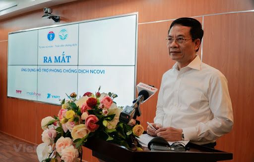 Bộ trưởng Nguyễn Mạnh Hùng trong lễ ra mắt hai ứng dụng thu thập thông tin y tế hồi tháng 3/2020. Ảnh: Vietnam+.