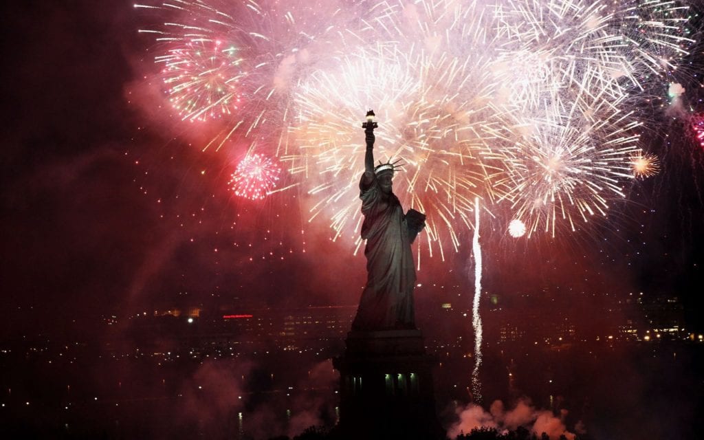 Cảnh đốt pháo hoa mừng năm mới ở New York, Mỹ. Ảnh: Getty Images.