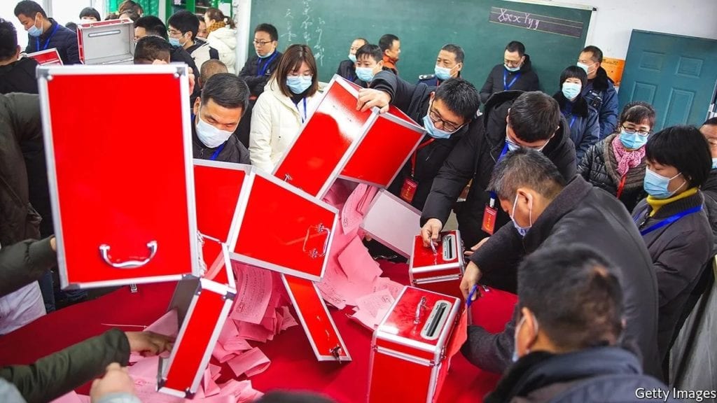 Cảnh đếm phiếu sau một cuộc bầu cử ở Trung Quốc. Ảnh: Getty Images.