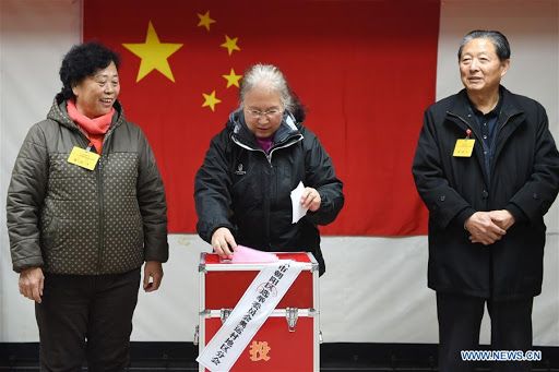 Cử tri cao niên bỏ phiếu trong cuộc bầu cử địa phương ở Bắc Kinh, Trung Quốc ngày 15/11/2016. Ảnh: Xinhua/Ju Huanzong.