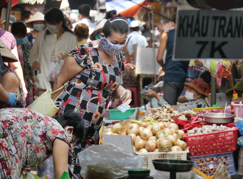 Một khu chợ ở Sài Gòn, tháng 3-2020. Ảnh: Báo Lao Động.